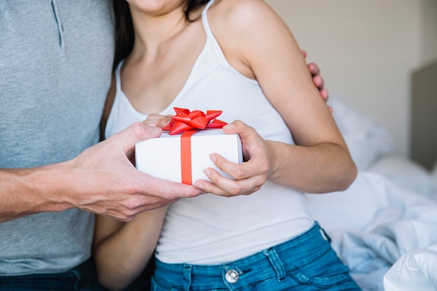 Homem, mulher abraçando, e, dar, caixa presente