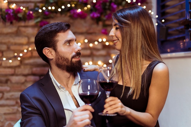 Foto grátis homem mulher, clanging, copos bebida