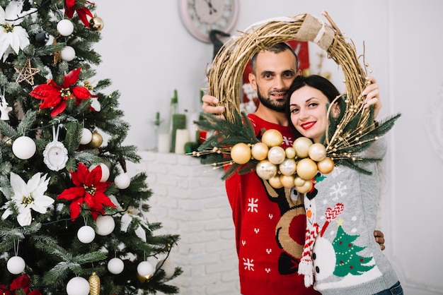 Homem mulher, com, grinalda natal