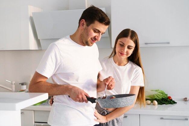 Homem mulher, em, cozinha