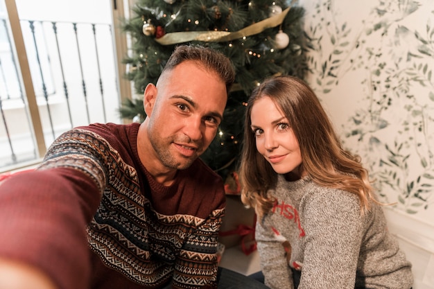 Homem mulher, levando, selfie, perto, árvore natal