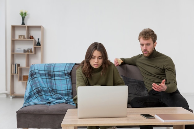 Foto grátis homem mulher, olhando laptop