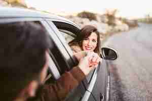 Foto grátis homem mulher, segurar passa, fora carro