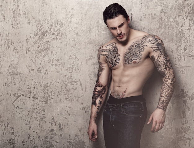 Foto grátis homem musculoso com tatuagem