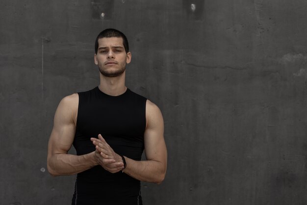 Homem musculoso desportivo desportivo na moda forte atraente