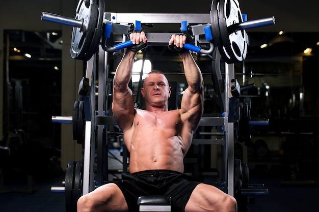 Homem musculoso em uma academia
