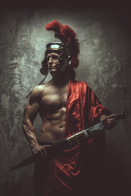 Homem musculoso em uma armadura romana com espada e capacete.