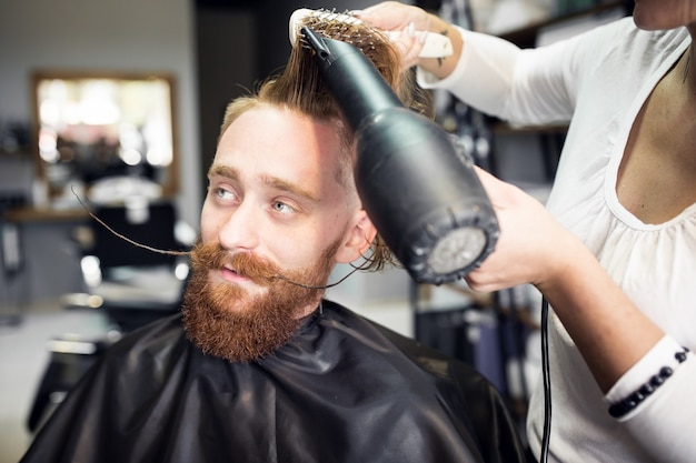 Homem na barbearia