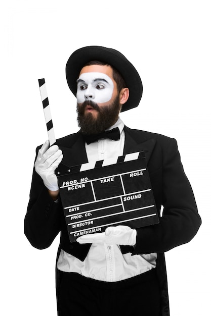 Homem na imagem mime com placa de filme