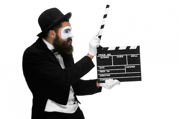 Homem na imagem mime com placa de filme