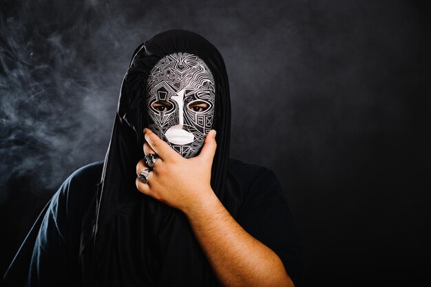 Homem na máscara de Halloween que cobre o rosto