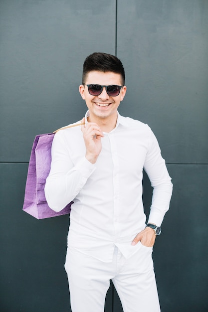 Homem na moda em branco com bolsa de papel