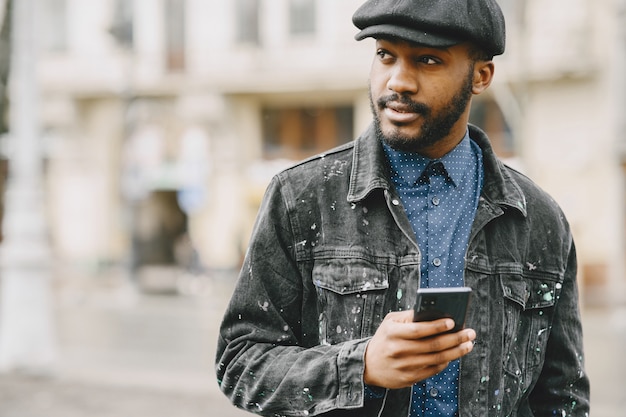 Homem na rua. Conceito de negócios. Cara com telefone celular.