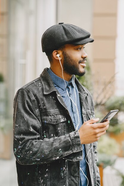 Homem na rua. Conceito de negócios. Cara com telefone celular.