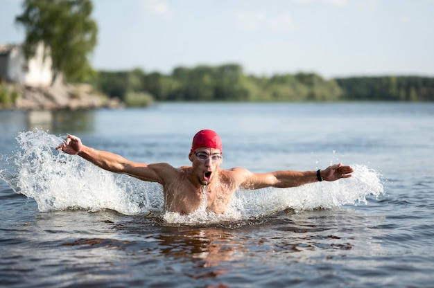 Homem nadando no lago