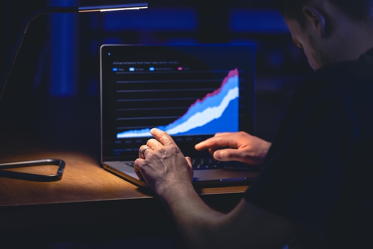 Foto grátis homem negociando browsing online investimentos de ações à noite
