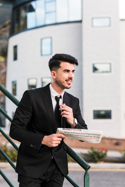 Foto grátis homem negócio, com, jornal