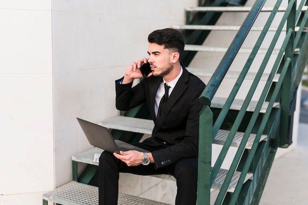 Foto grátis homem negócio, com, laptop, e, telefone móvel