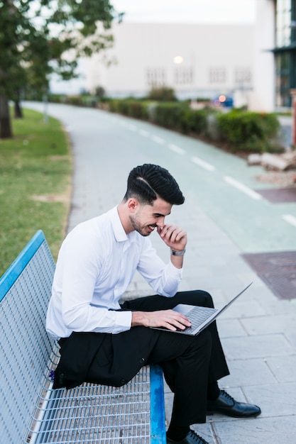 Homem negócio, com, laptop