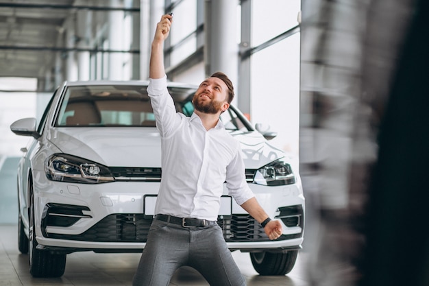 Foto grátis homem negócio, comprando um carro, em, um, showroom