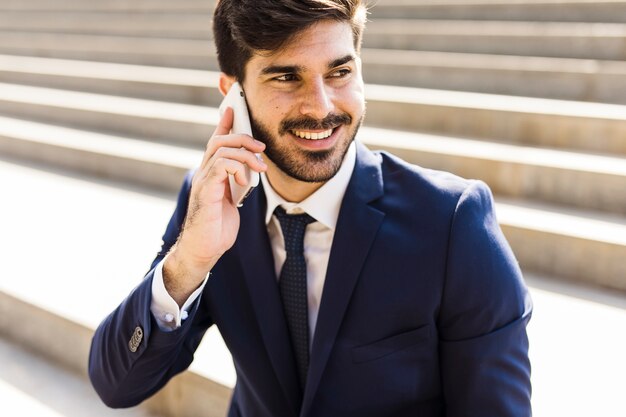 Homem negócio, ligado, telefone móvel