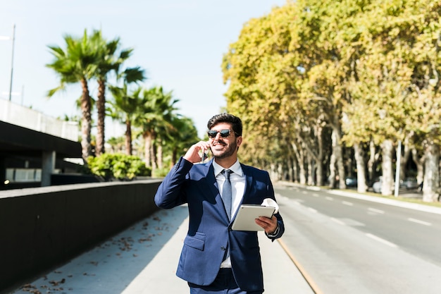 Homem negócio, ligado, telefone móvel