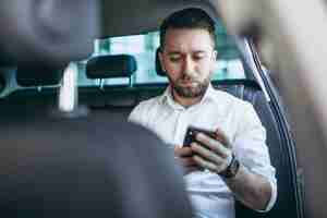 Foto grátis homem negócio, sentando um carro, usando, telefone