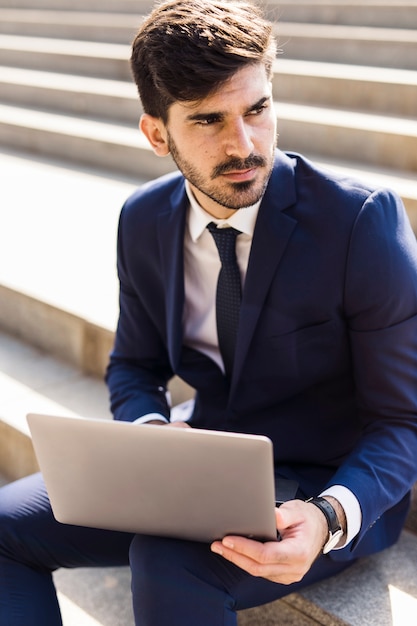 Foto grátis homem negócio, usando, seu, laptop