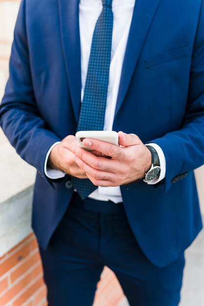 Homem negócio, usando, seu, smartphone