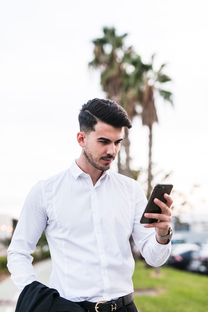 Foto grátis homem negócio, usando, seu, telefone