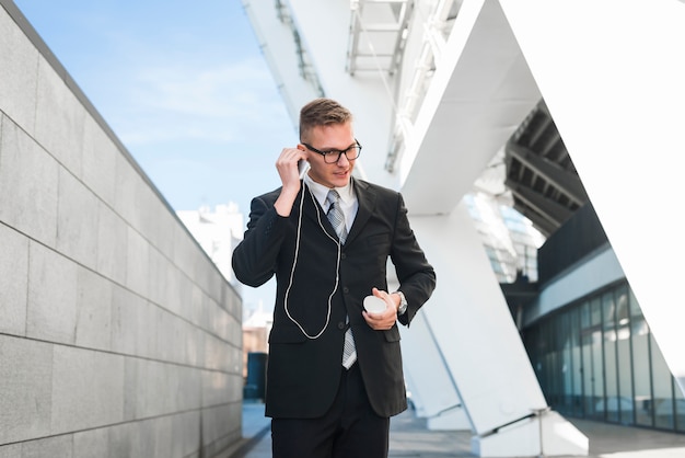 Homem negócios, com, fones ouvido