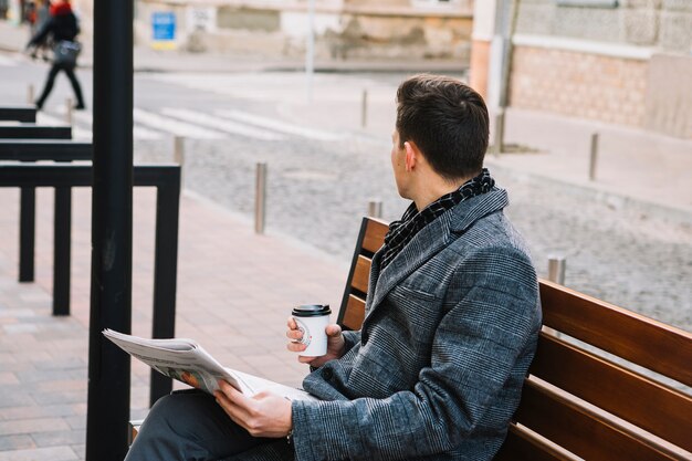 Homem negócios, com, jornal, e, café