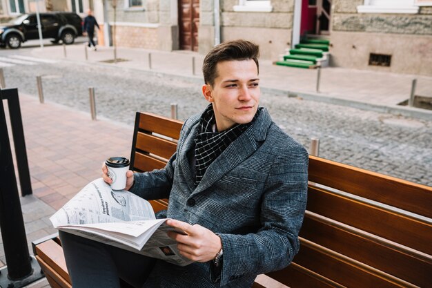 Homem negócios, com, jornal, e, café