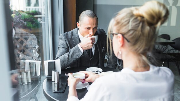 Homem negócios, com, seu, sócio, café bebendo, em, restaurante