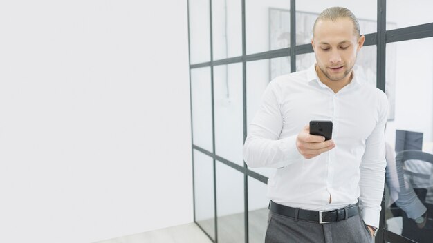 Homem negócios, com, smartphone