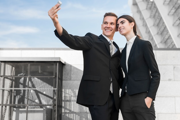 Homem negócios, e, executiva, levando, selfie