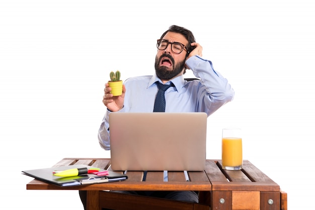 Foto grátis homem negócios, escritório, segurando, cacto