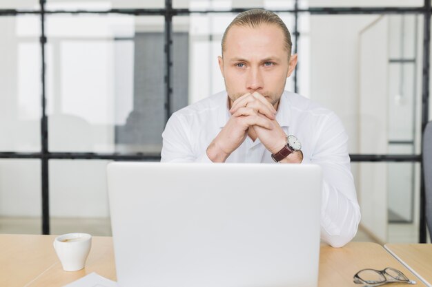 Homem negócios, esperando, frente, laptop