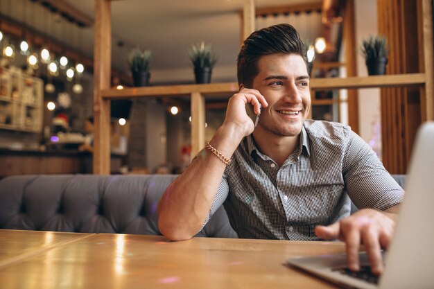 Homem negócios falando ao telefone em um café