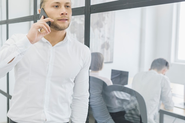 Foto grátis homem negócios, fazendo, telefonema