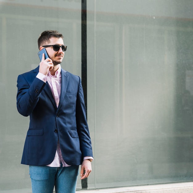 Foto grátis homem negócios, fazer, telefonema, em, urbano, meio ambiente