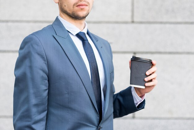 Homem negócios, segurando, copo café