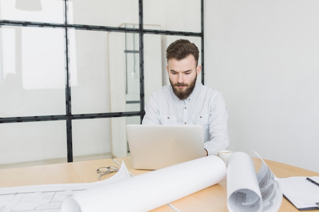 Foto grátis homem negócios, trabalhando, com, laptop, em, escritório