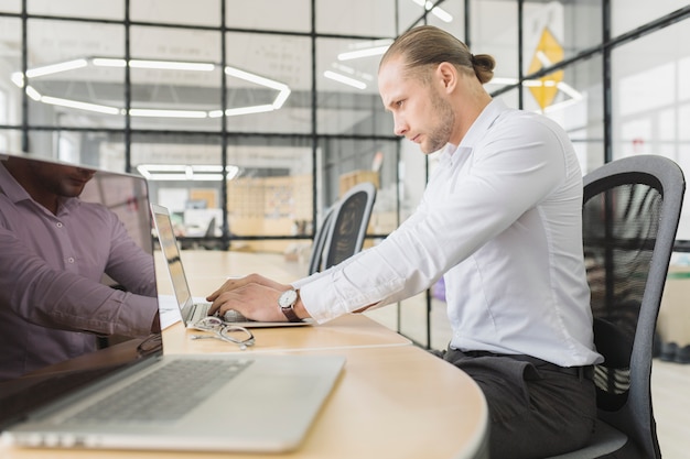 Homem negócios, trabalhando, com, laptop, em, escritório