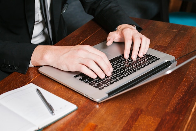 Homem negócios, trabalhando, laptop