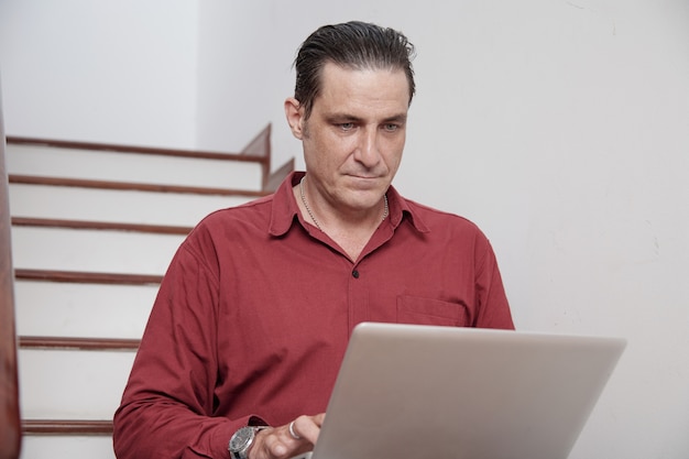 Foto grátis homem negócios, usando computador portátil