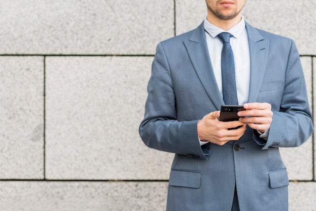 Foto grátis homem negócios, usando, smartphone