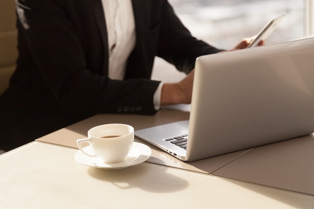 Homem negócios, usando, telefone móvel, durante, café, partir