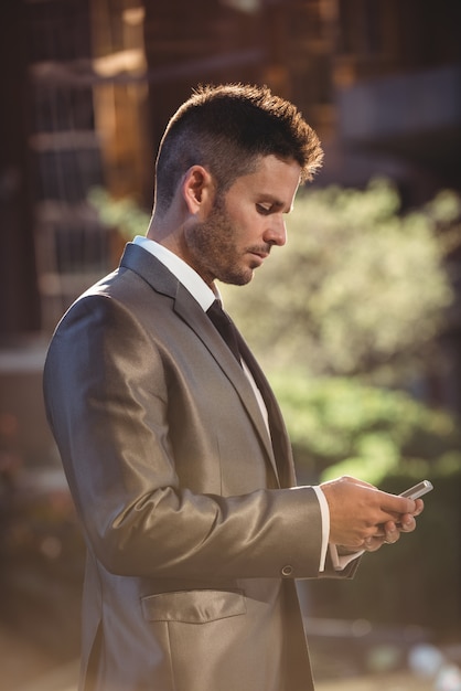 Homem negócios, usando telefone móvel