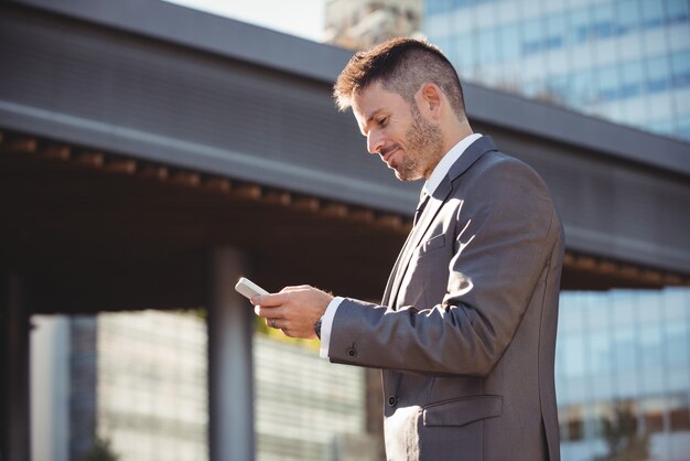 Homem negócios, usando telefone móvel